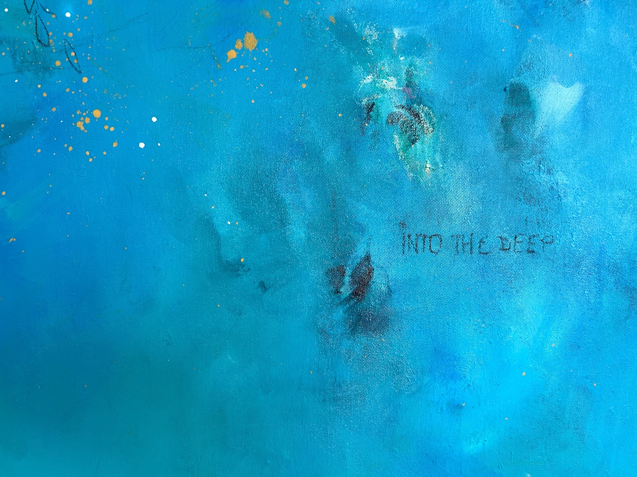 Detail aus dem abstrakten Kunstwerk „Into the Deep“ mit vielschichtigen Farblasuren, goldenen Akzenten und transparenten Übergängen.