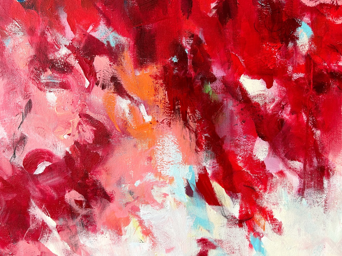 Detailaufnahme des Kunstwerks Power Flow von Sandra Obel mit intensiven Rot- und Rosatönen sowie dynamischen Farbspuren.