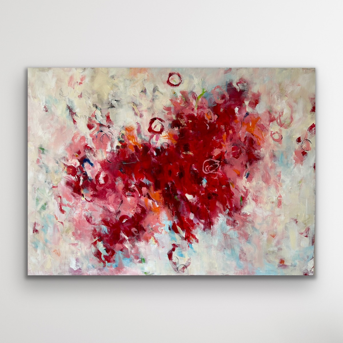 Sandra Obel, abstrakte Malerei. Power Flow. Abstraktes Kunstwerk in Rot-, Rosa- und Weißtönen, das Entschlossenheit, Vertrauen und kraftvolles Handeln symbolisiert.