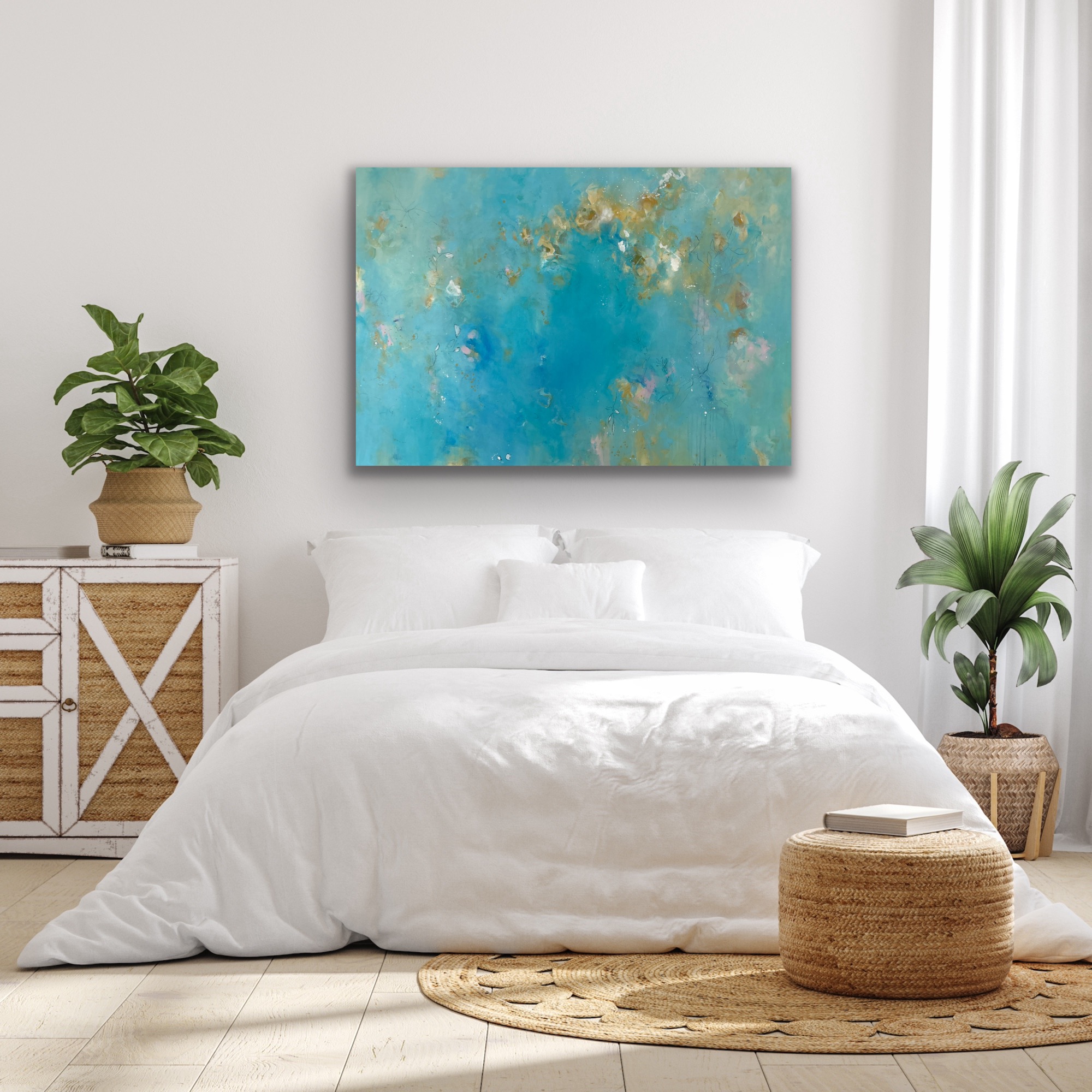 Abstraktes Kunstwerk „Between Sky and Sea“ von Sandra Obel als prägendes Gestaltungselement in einem modernen Wohn- oder Schlafraum.