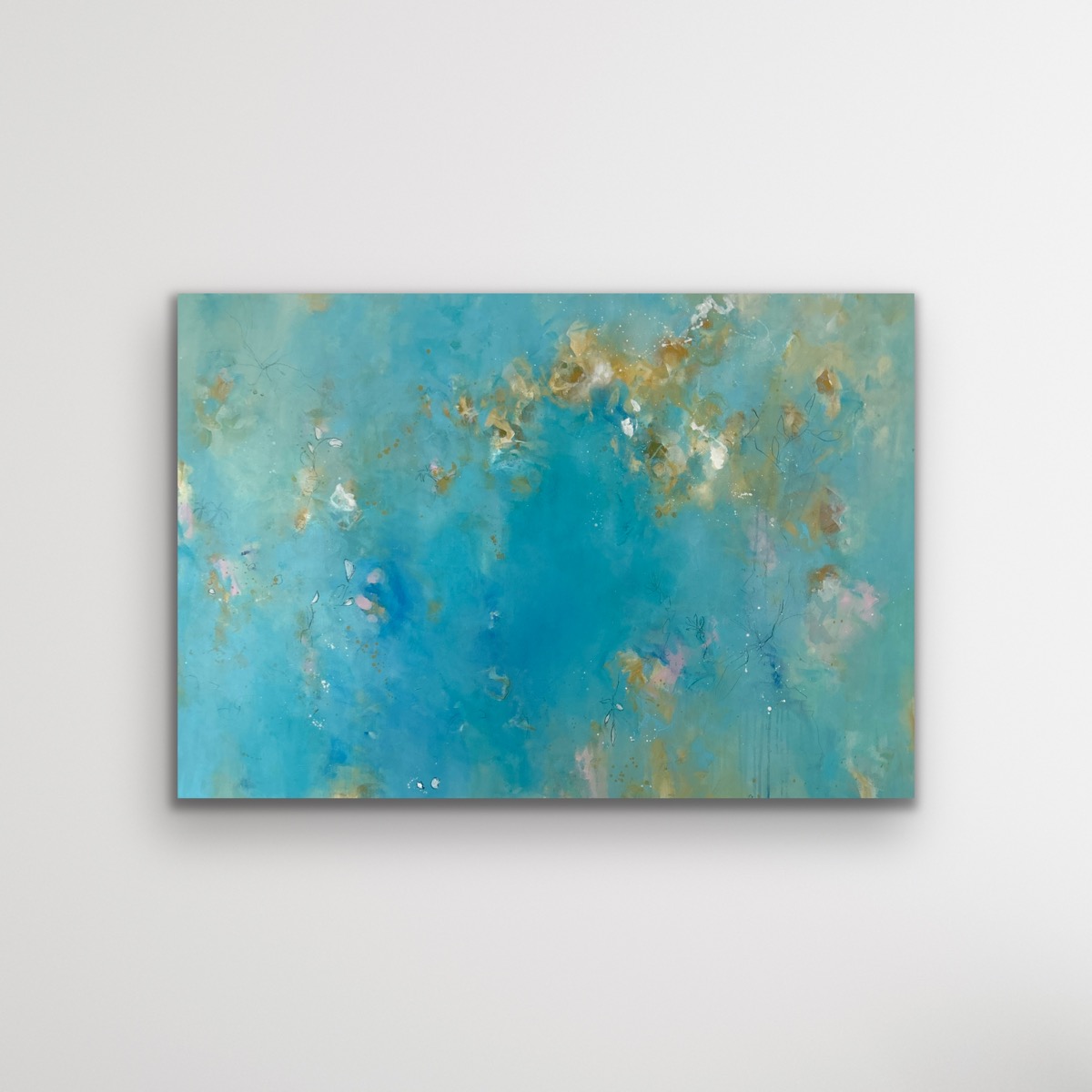 Sandra Obel, abstrakte Malerei. Between Sky and Sea. Abstraktes Kunstwerk in Türkis-, Blau- und Goldtönen, das Weite, neue Perspektiven und eine ruhige Präsenz in modernen Räumen schafft.