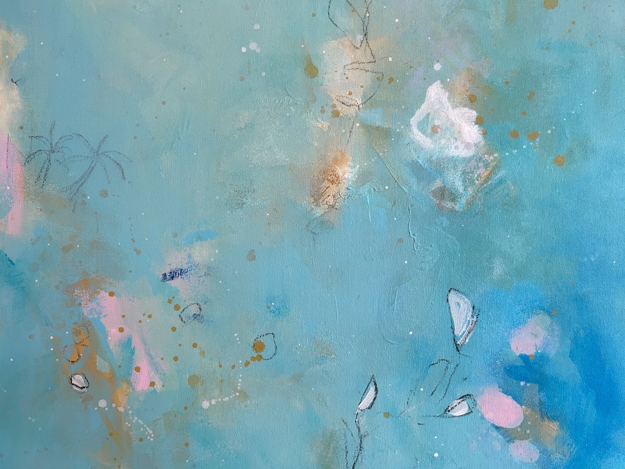 Detail aus dem abstrakten Kunstwerk „Between Sky and Sea“ mit leuchtenden Türkis-, Blau- und Goldtönen, transparenten Farbschichten und feinen Linien.