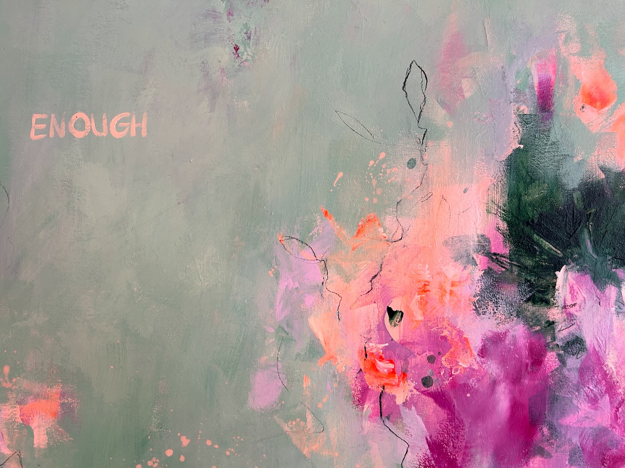 Detail aus dem abstrakten Kunstwerk „Enough“ mit vielschichtigen Farbaufträgen, feinen Linien, transparenten Lasuren und dem Schriftzug „ENOUGH“.