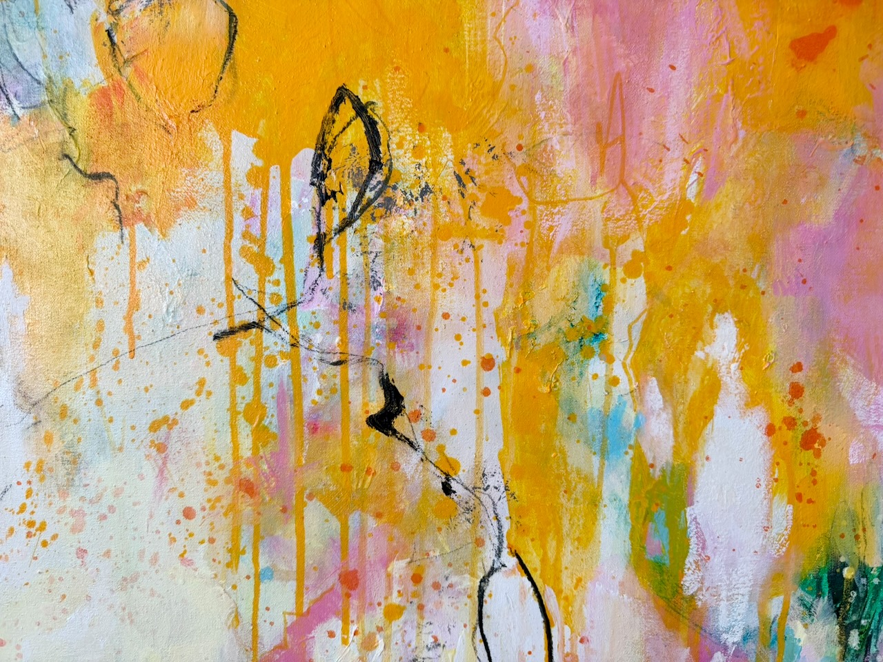 Sandra Obel, abstrakte Malerei. Inner Peace, gelbes Kunstwerk. Detail