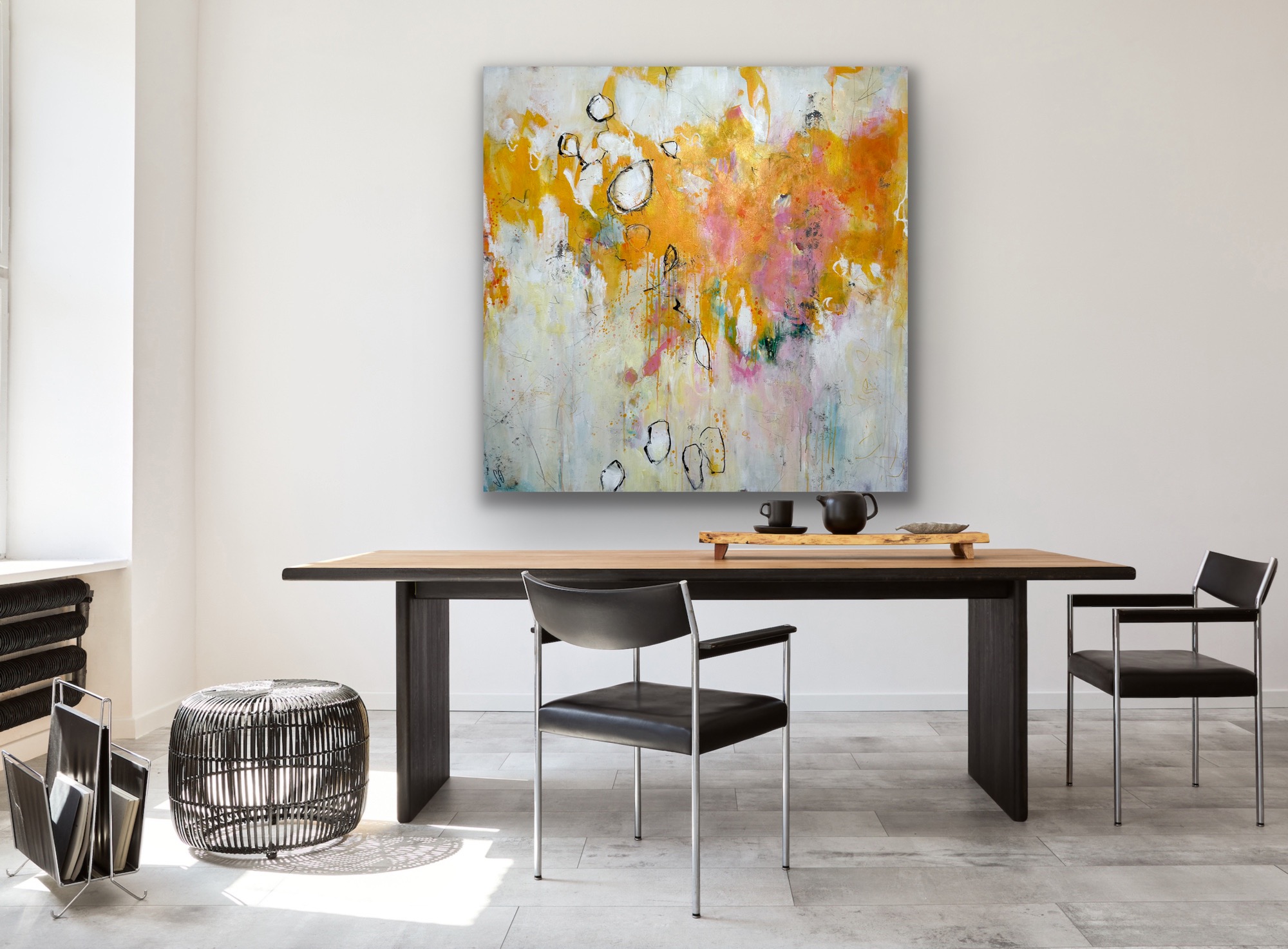 Sandra Obel, abstrakte Malerei. Inner Peace, gelbes Kunstwerk, Raumansicht