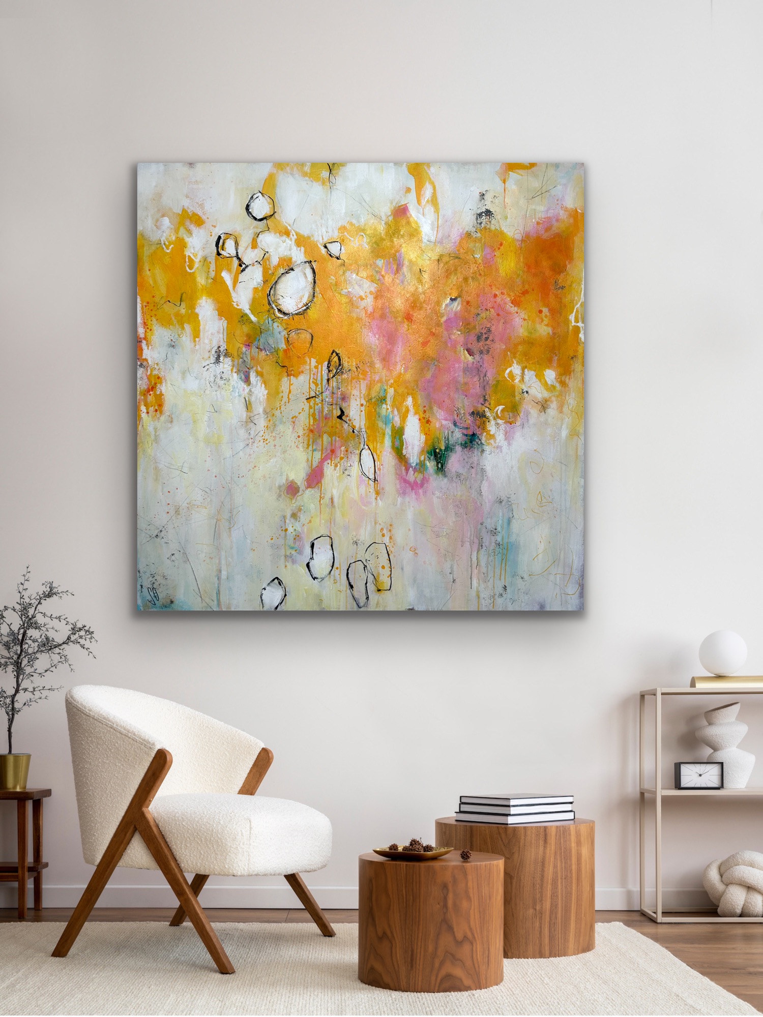 Sandra Obel, abstrakte Malerei. Inner Peace, gelbes Kunstwerk, Raumansicht