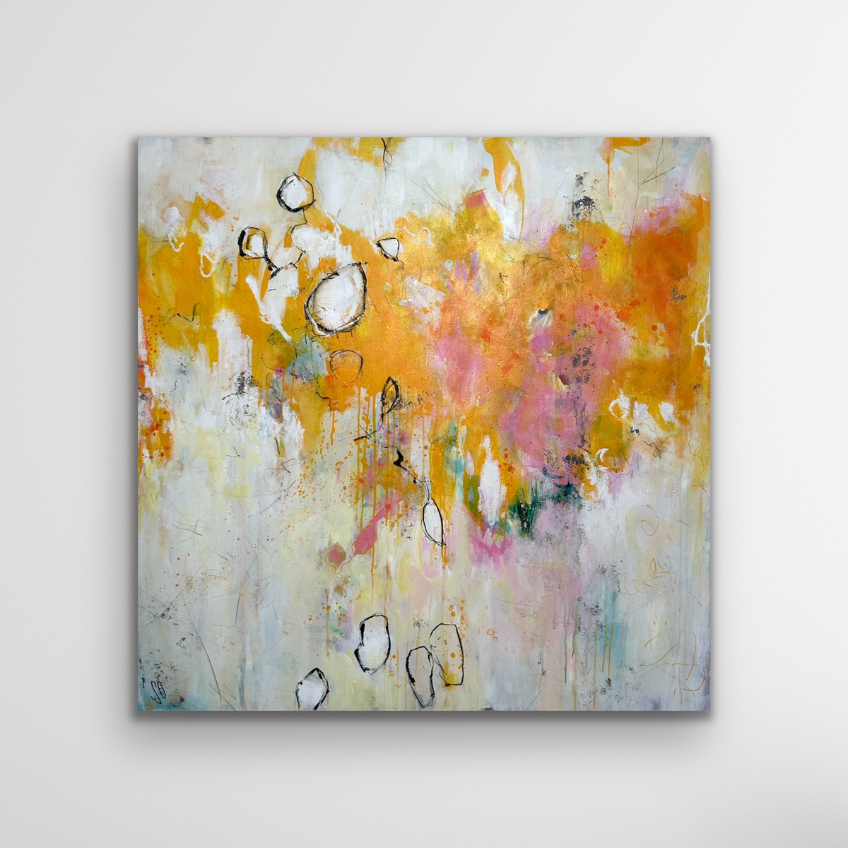Sandra Obel, abstrakte Malerei. Inner Peace. Abstraktes Kunstwerk in Gelb-, Weiß- und warmen Rosatönen, das innere Ruhe, Vertrauen und Klarheit ausstrahlt.