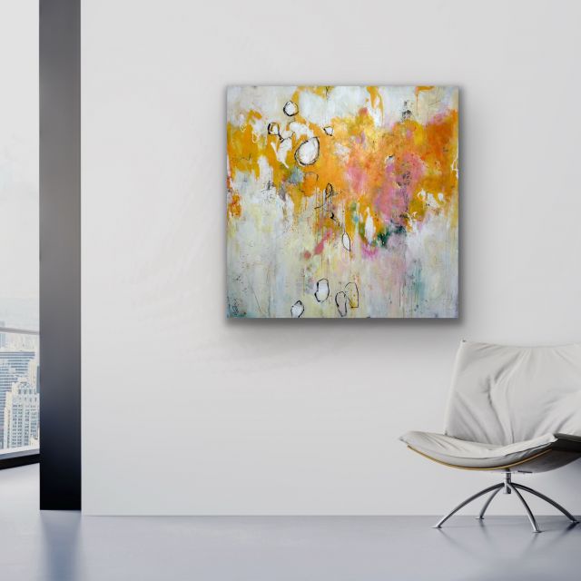 Sandra Obel, abstrakte Malerei. Inner Peace, gelbes Kunstwerk, Raumansicht