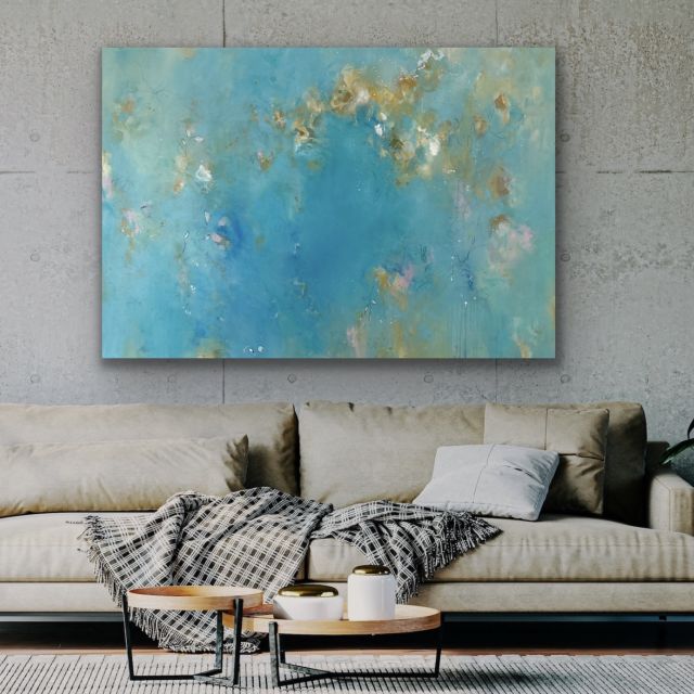 Abstraktes Kunstwerk „Between Sky and Sea“ von Sandra Obel als prägendes Gestaltungselement in einem modernen Wohn- oder Arbeitsraum.